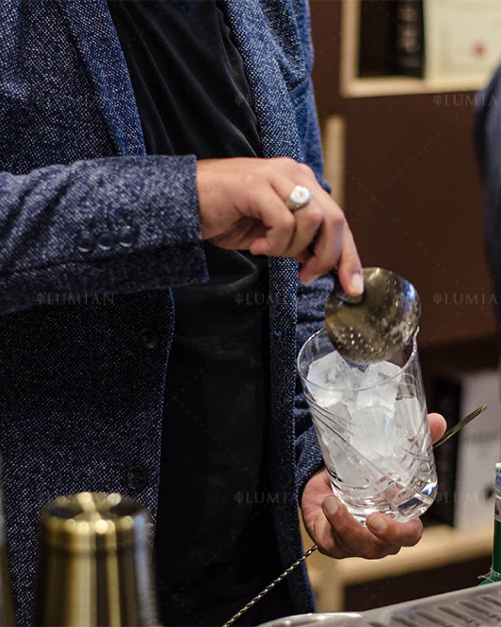 Bronzener Julep Strainer in Mixingglas