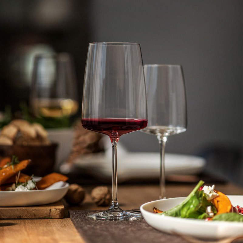 Zwei Weingläser Sensa von Schott Zwiesel auf Tisch mit Essen